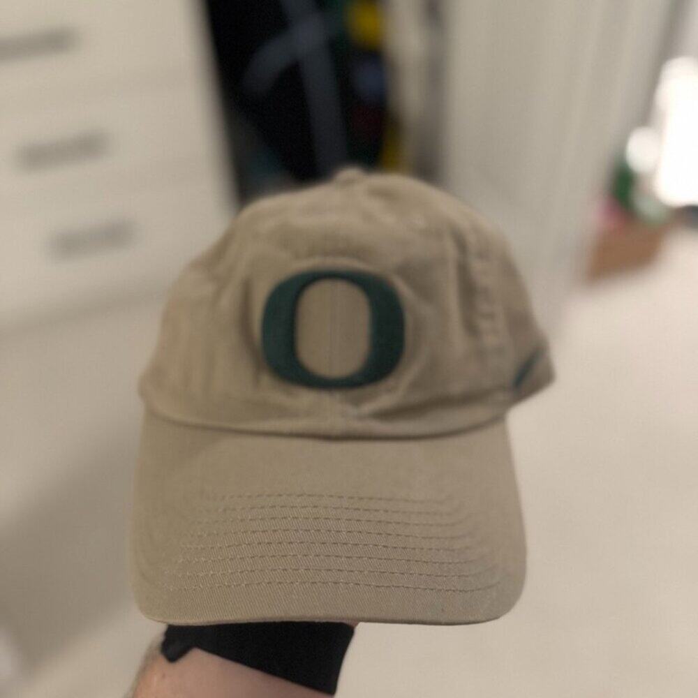 *VINTAGE* University of Oregon Ducks - Nike Hat in Beige / Green